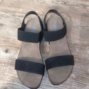 size 8 women’s Axxiom wedges brand new without box